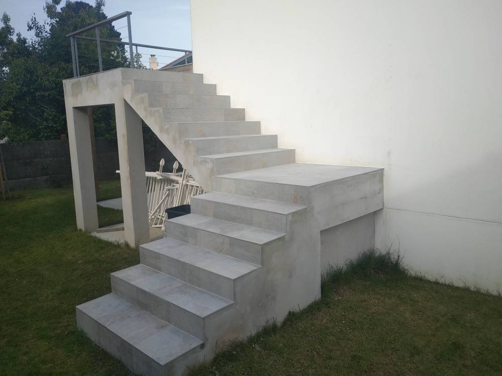 pose de carrelage extérieur dans escalier La Montagne